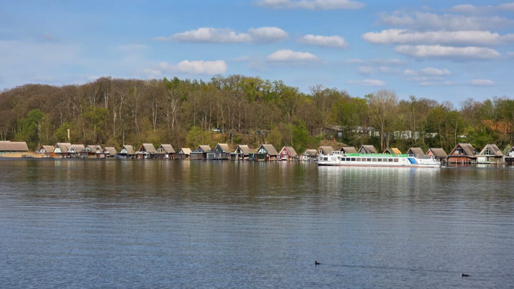 Blick auf den Schweriner See mit Unterkünften und Bootshäuser direkt am Wasser